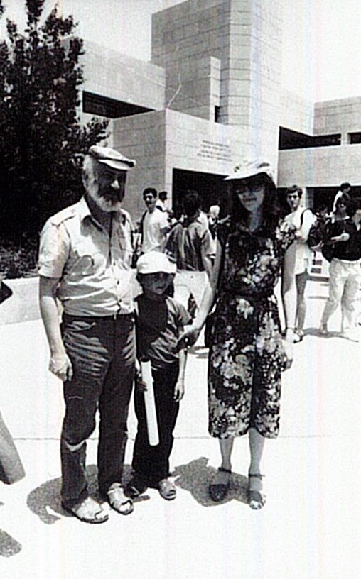 אלוף השחמט בוריס גולקו ולוח שחמט ענקי באירוע באוניברסיטה העברית, 1986 (F50\375)